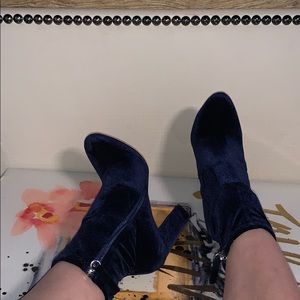 Beautiful velvet navy booties! 😇